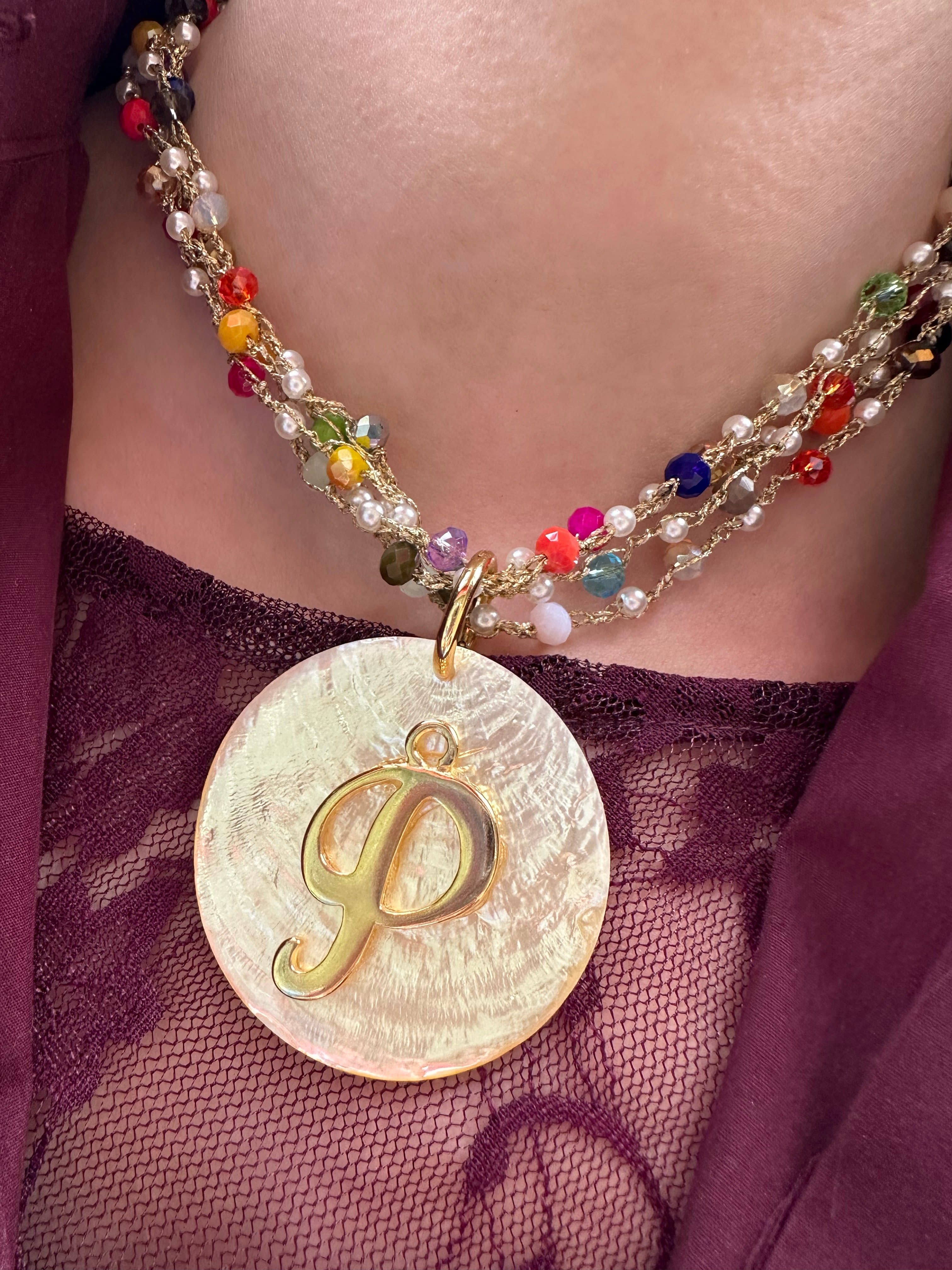 Collar cristalCollar  multicolor con chapa nacar con Inicial en metal